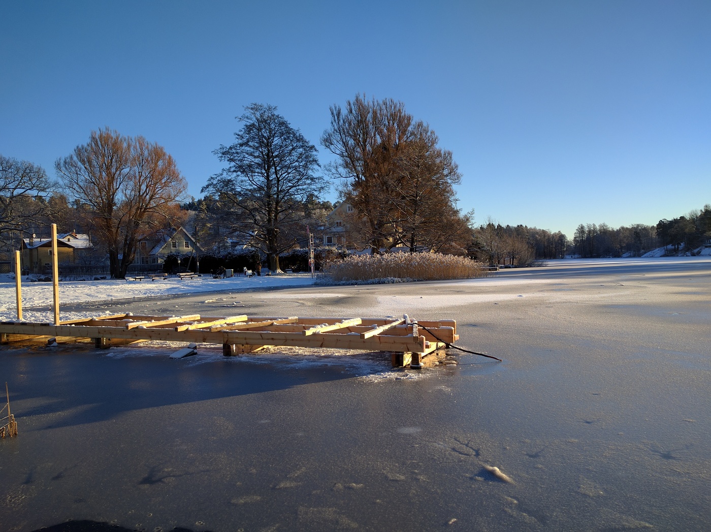 Brygga under renovering, Långsjöbadet