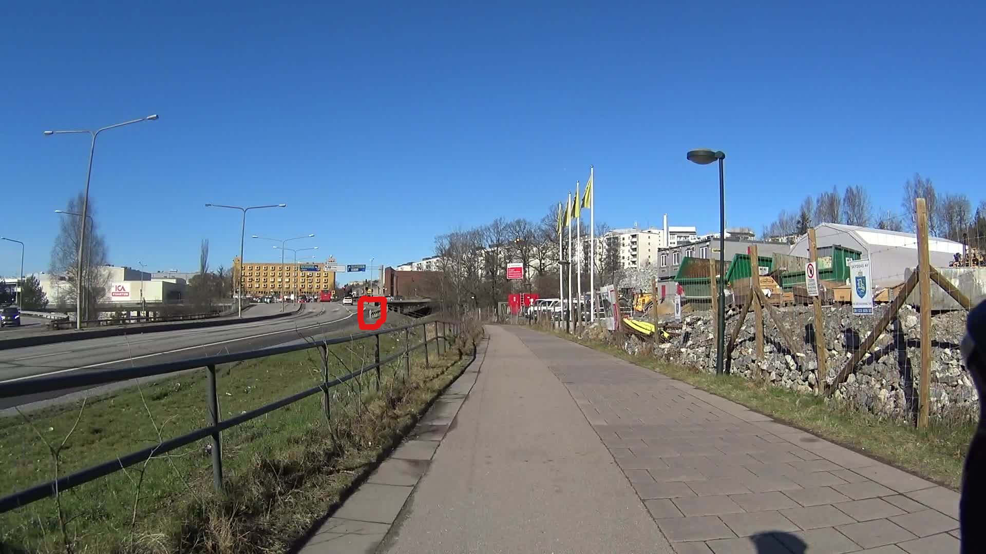 Tydlig reflex på räcke vid Skärholmen