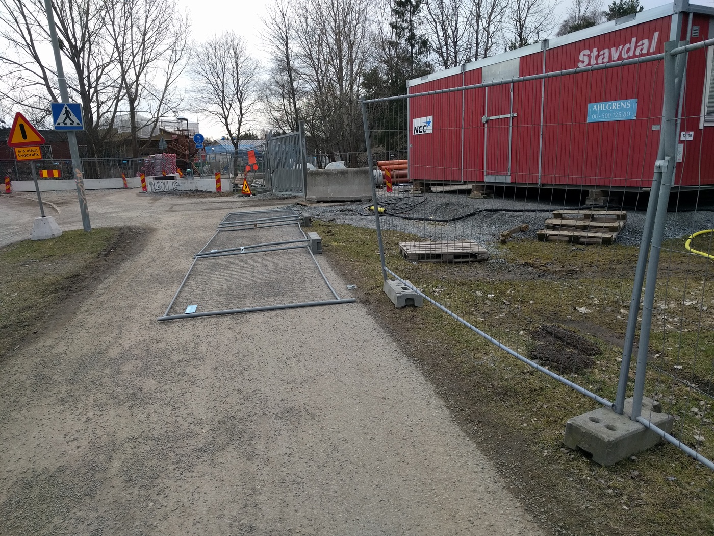 Stängsel över cykelbana, Lerkrogsvägen i Västberga