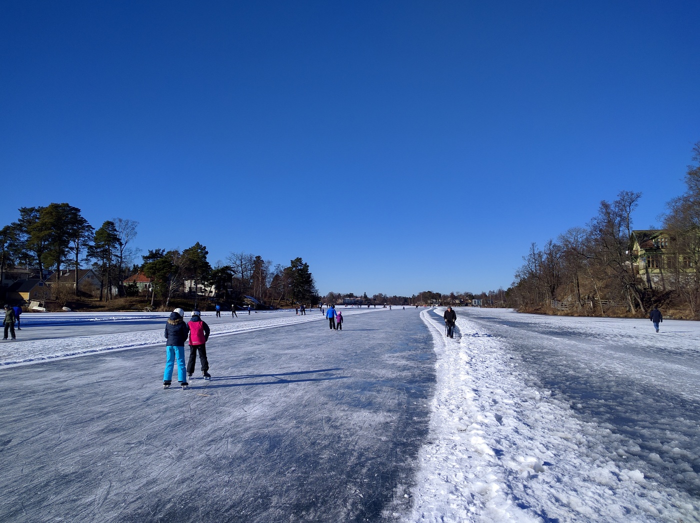 Långsjön en lördag.