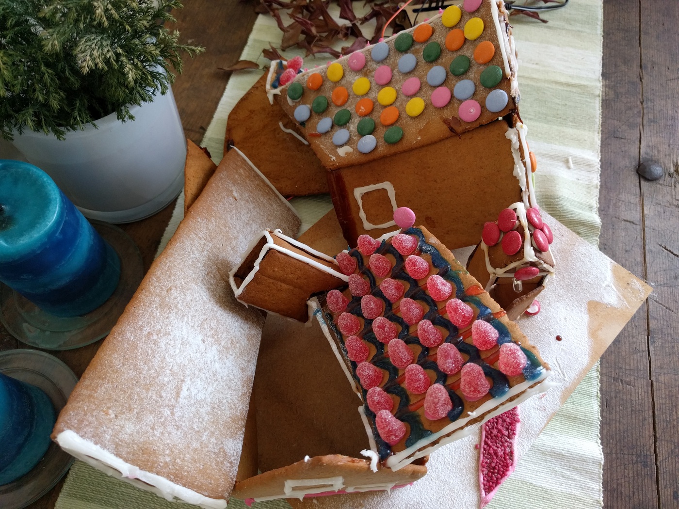 Bild ett på raserat pepparkakshus