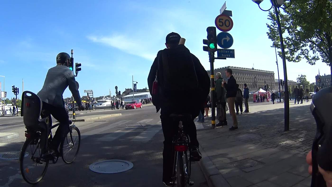 Påbjuden högersväng innan Strömbron