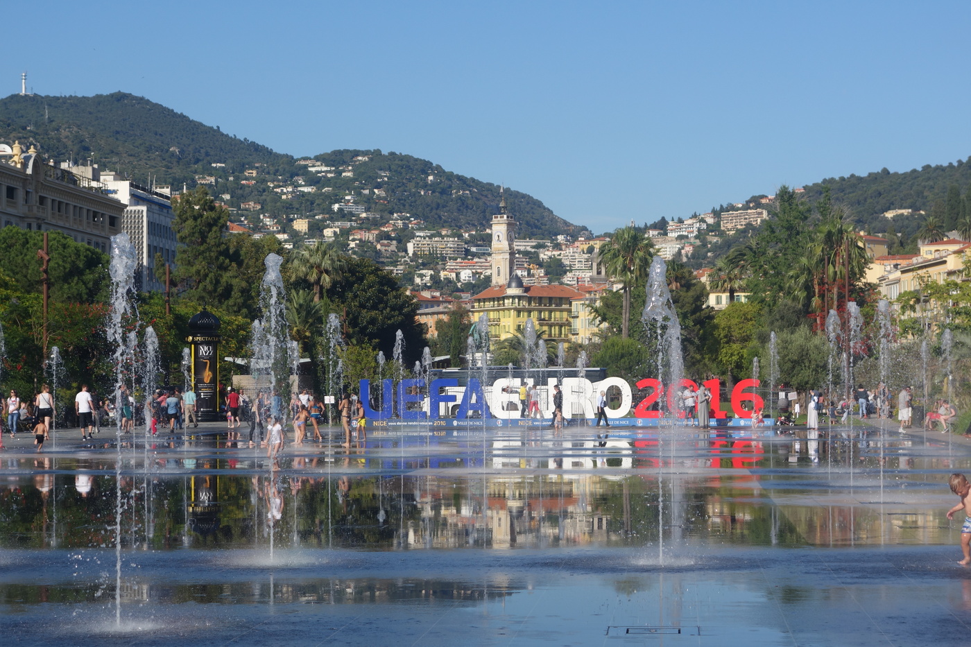 Fontäner framför EM-skylten utanför Fan Zone, Nice