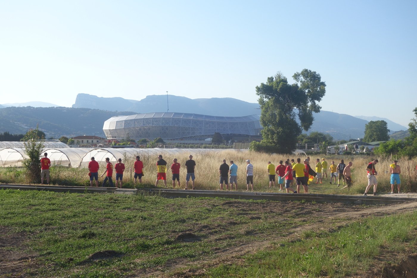 Nöden har ingen lag. Promenad sista biten mot arenan