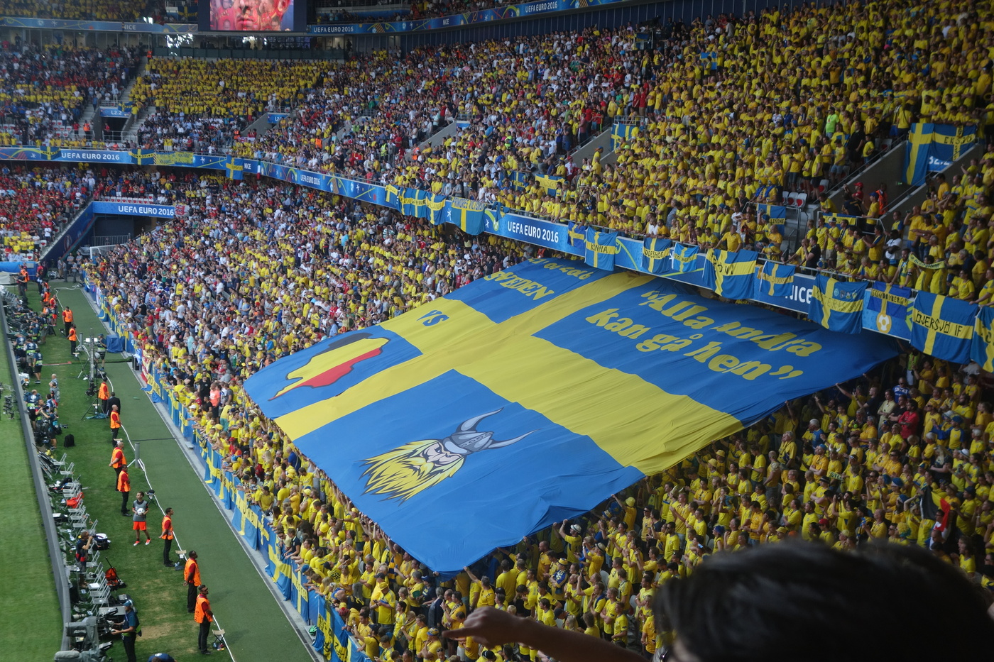 Massivt stöd på läktarna