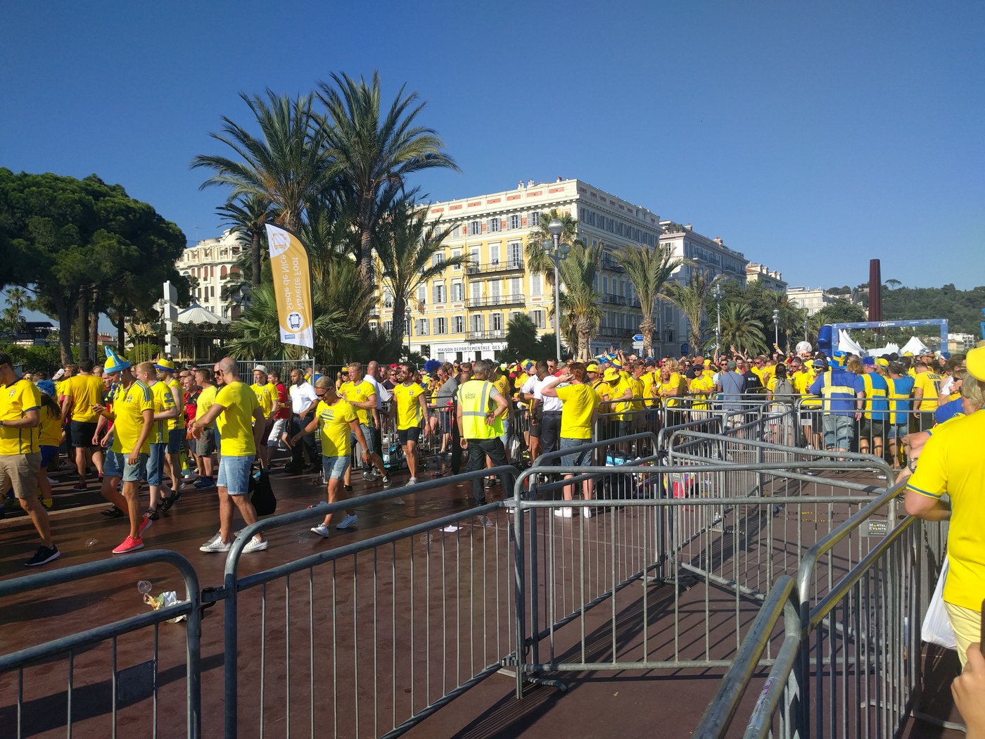 Väntan på att få kliva på bussarna