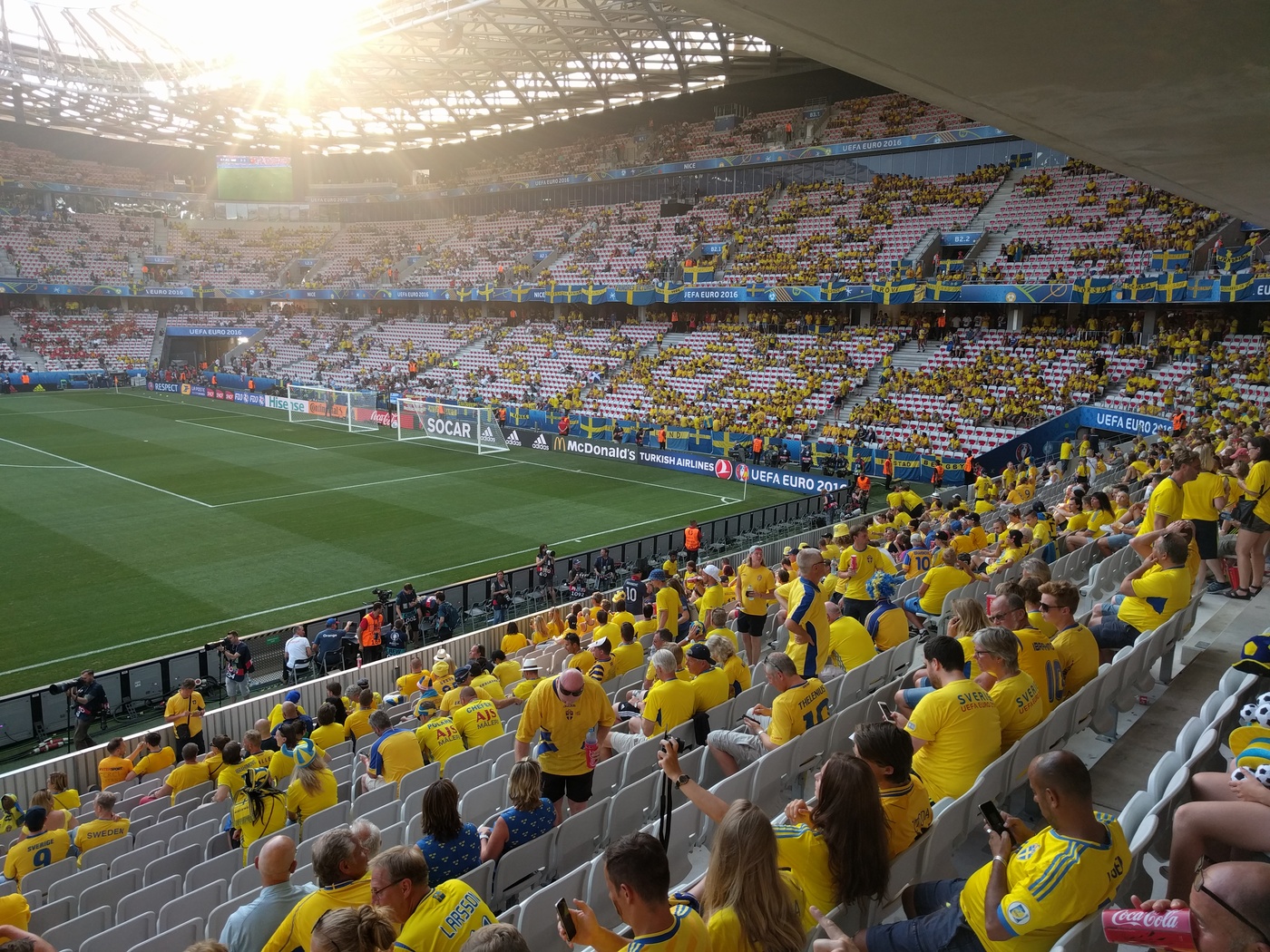 Fylls på med svenska supportrar sakta men säkert