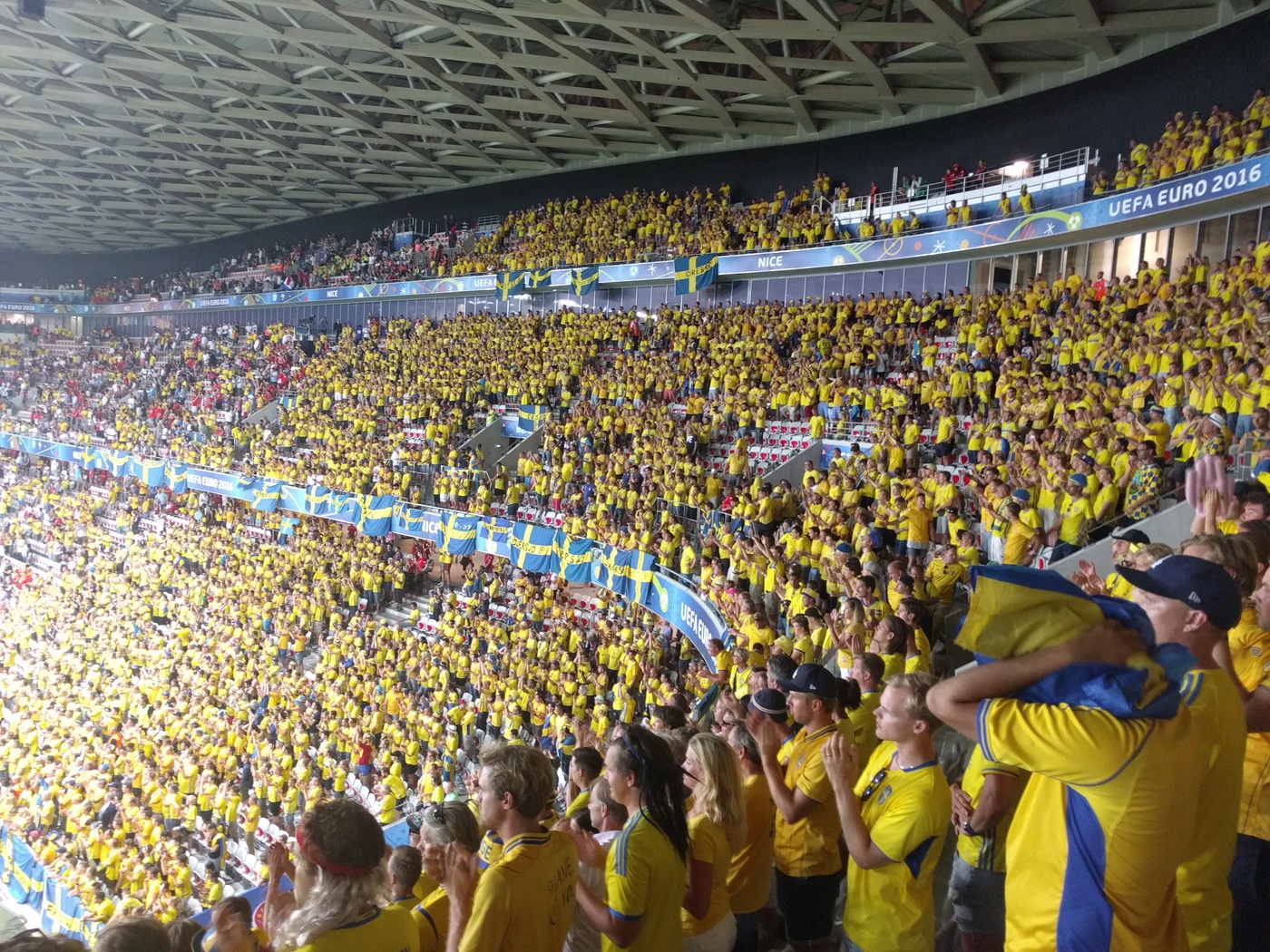 Massivt stöd på läktarna