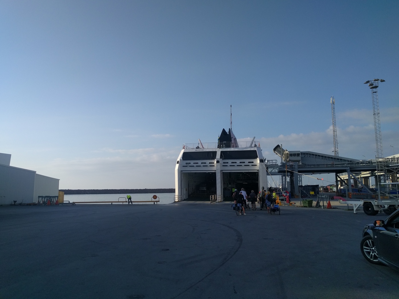 På sist av alla, förutom två obokade bilar som fick komma med i sista sekund