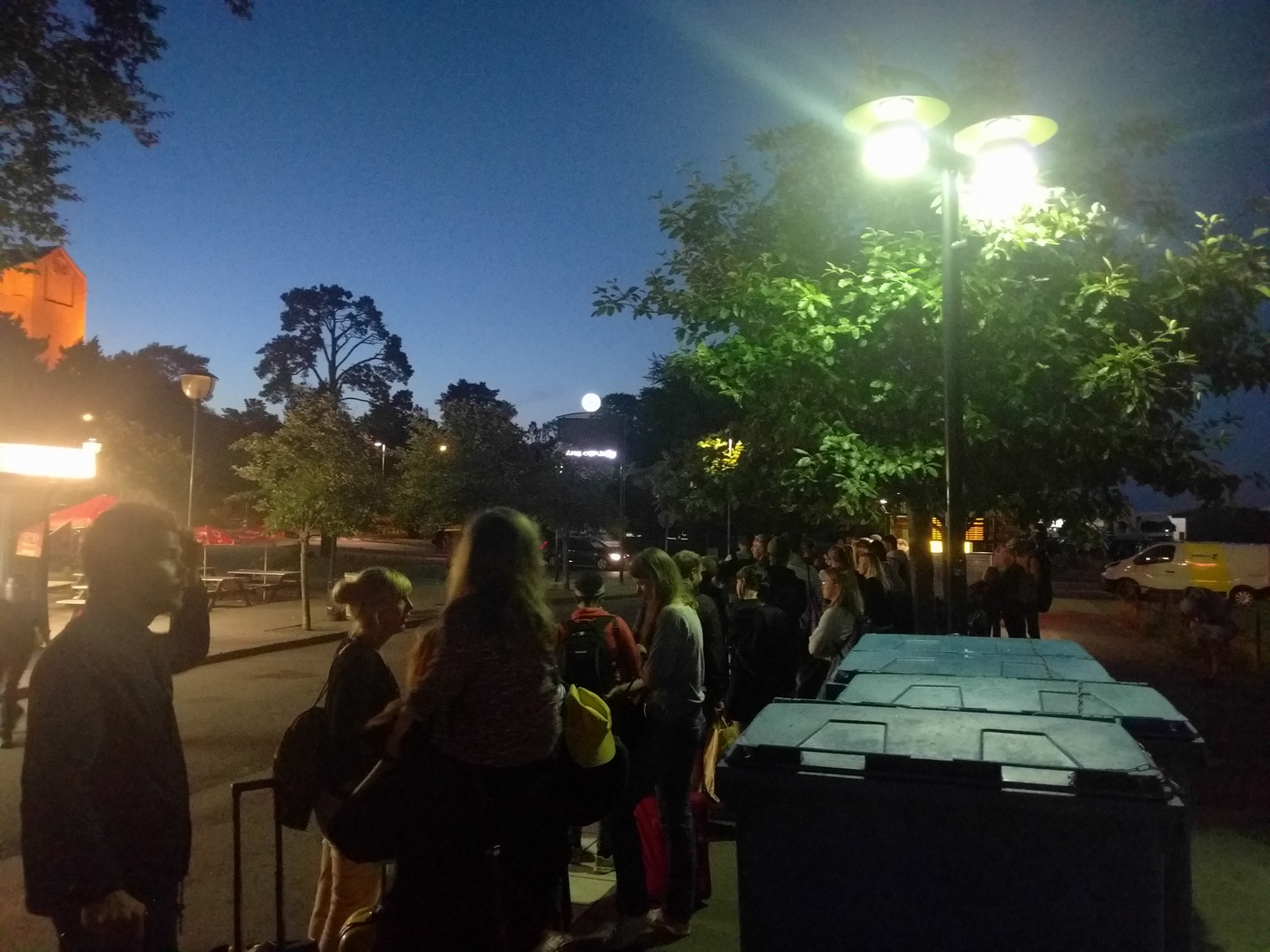 Folk som väntar på 35X