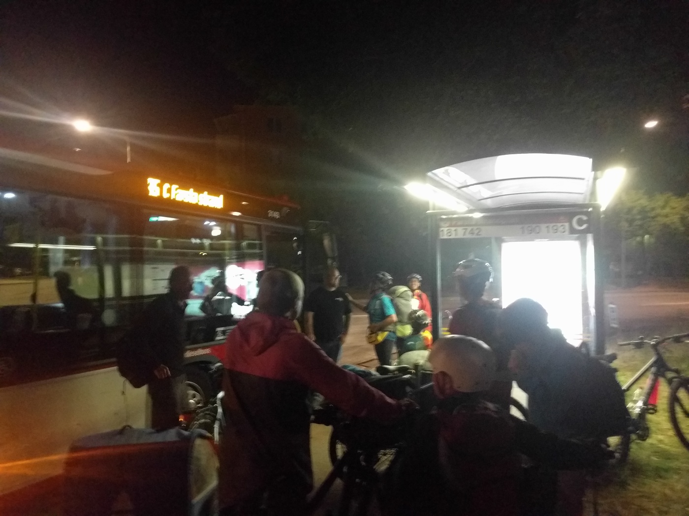 Framme i Farsta strand. Men för en del blev det att lasta på cyklarna igen