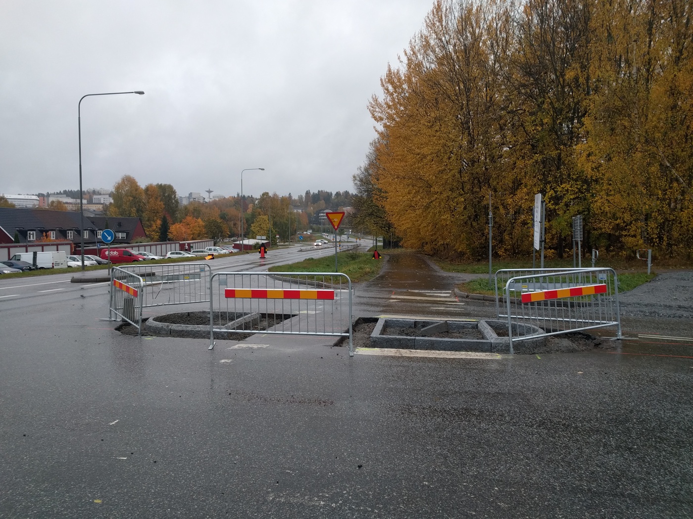 Staket, men inte där kantstenarna är