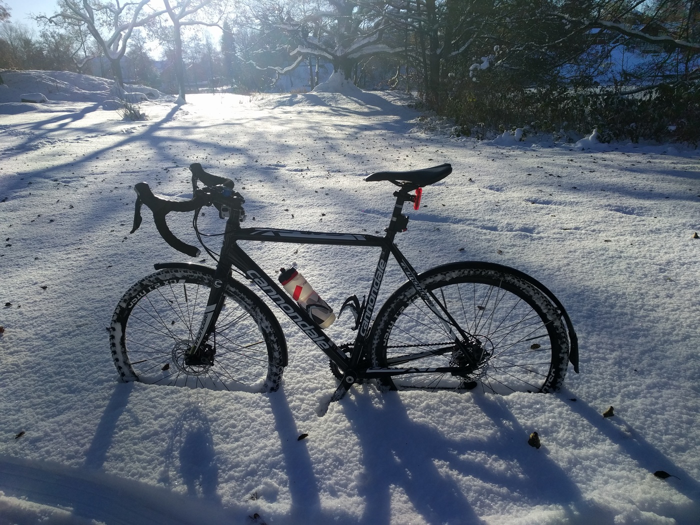 Cykel ståendes i snö, vid Långsjöbadet