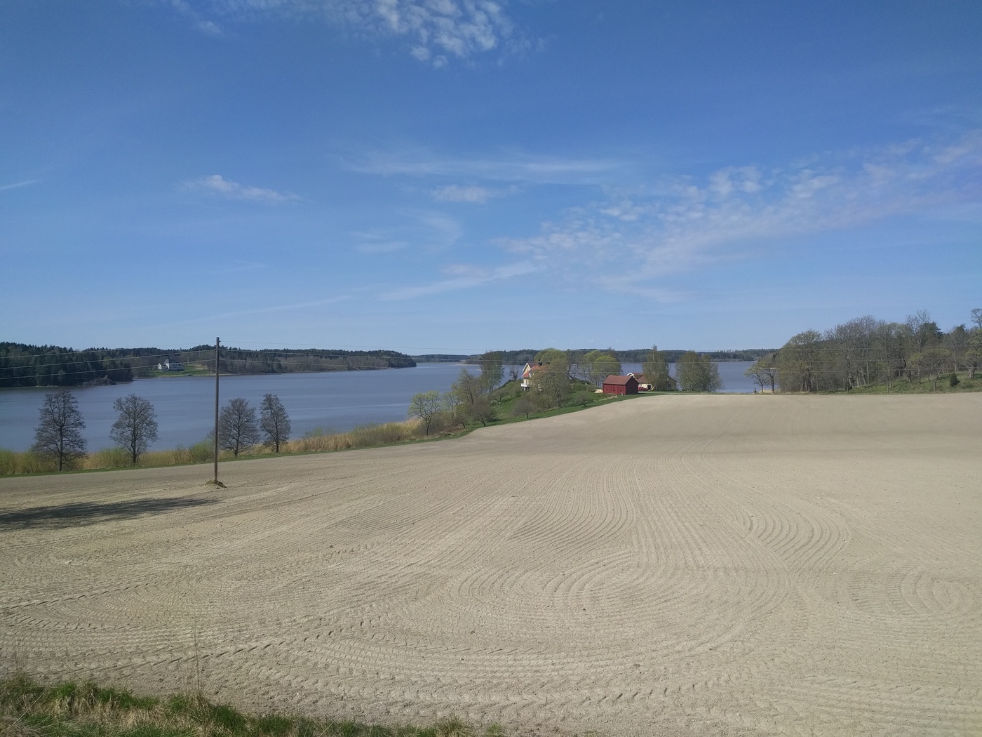 Vy över åker och vatten, på väg till Nyköping