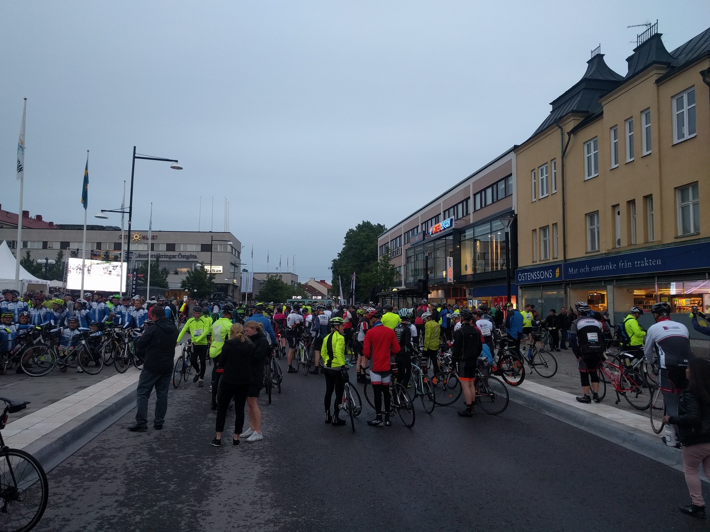 Redo vid starten, torget vid Motala centrum