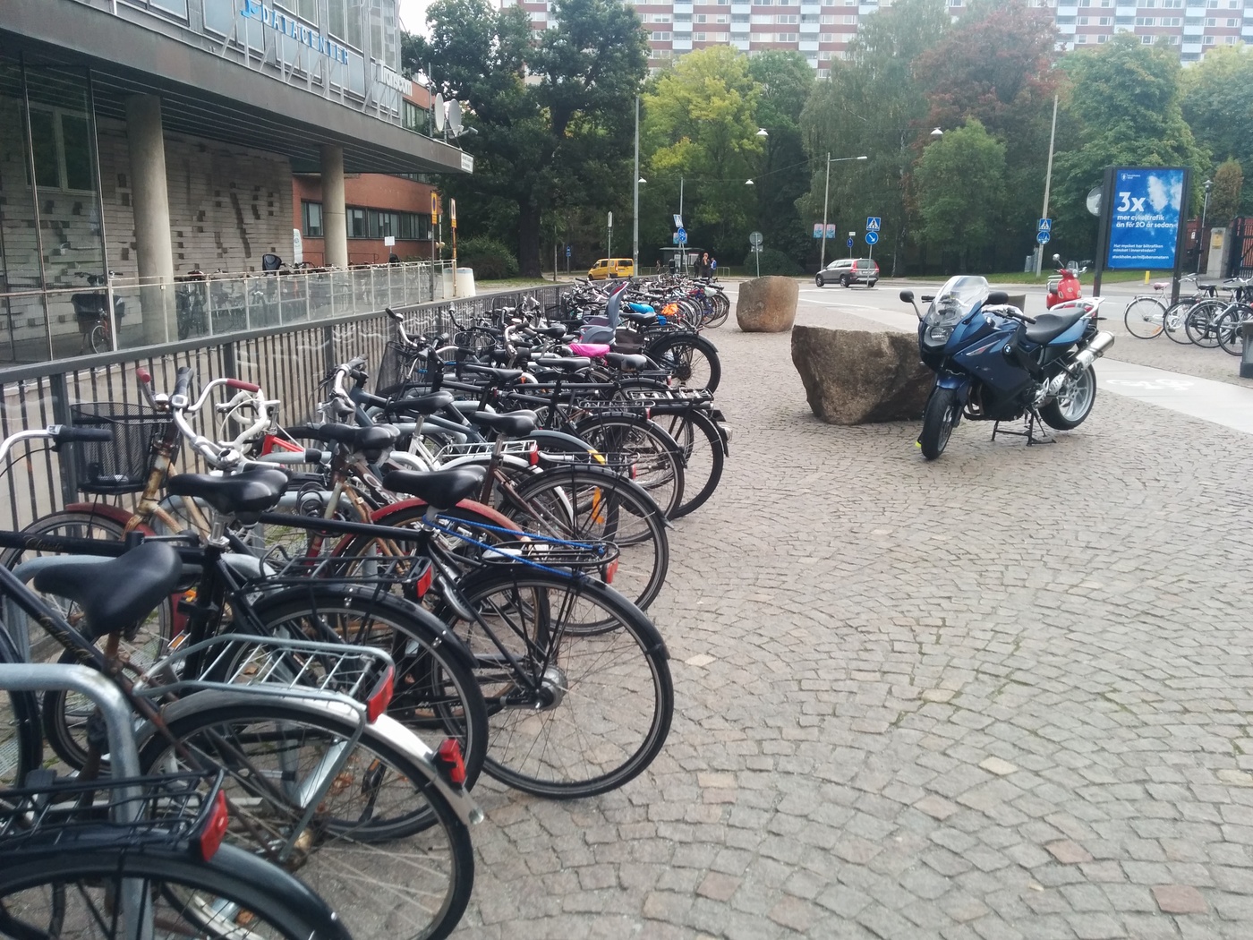 En del av nya cykelställ vid jobbet