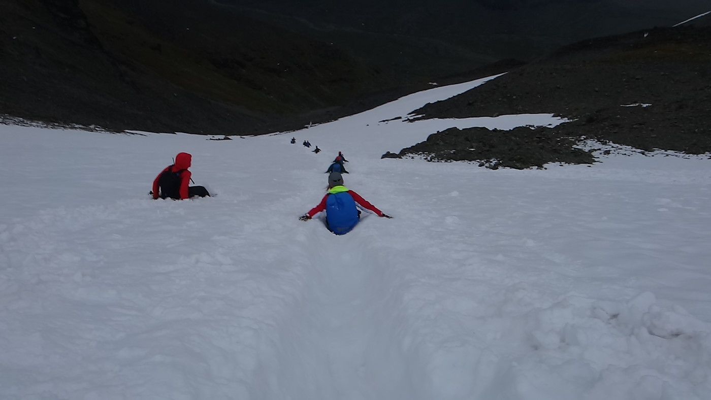 Glider nerför på snön