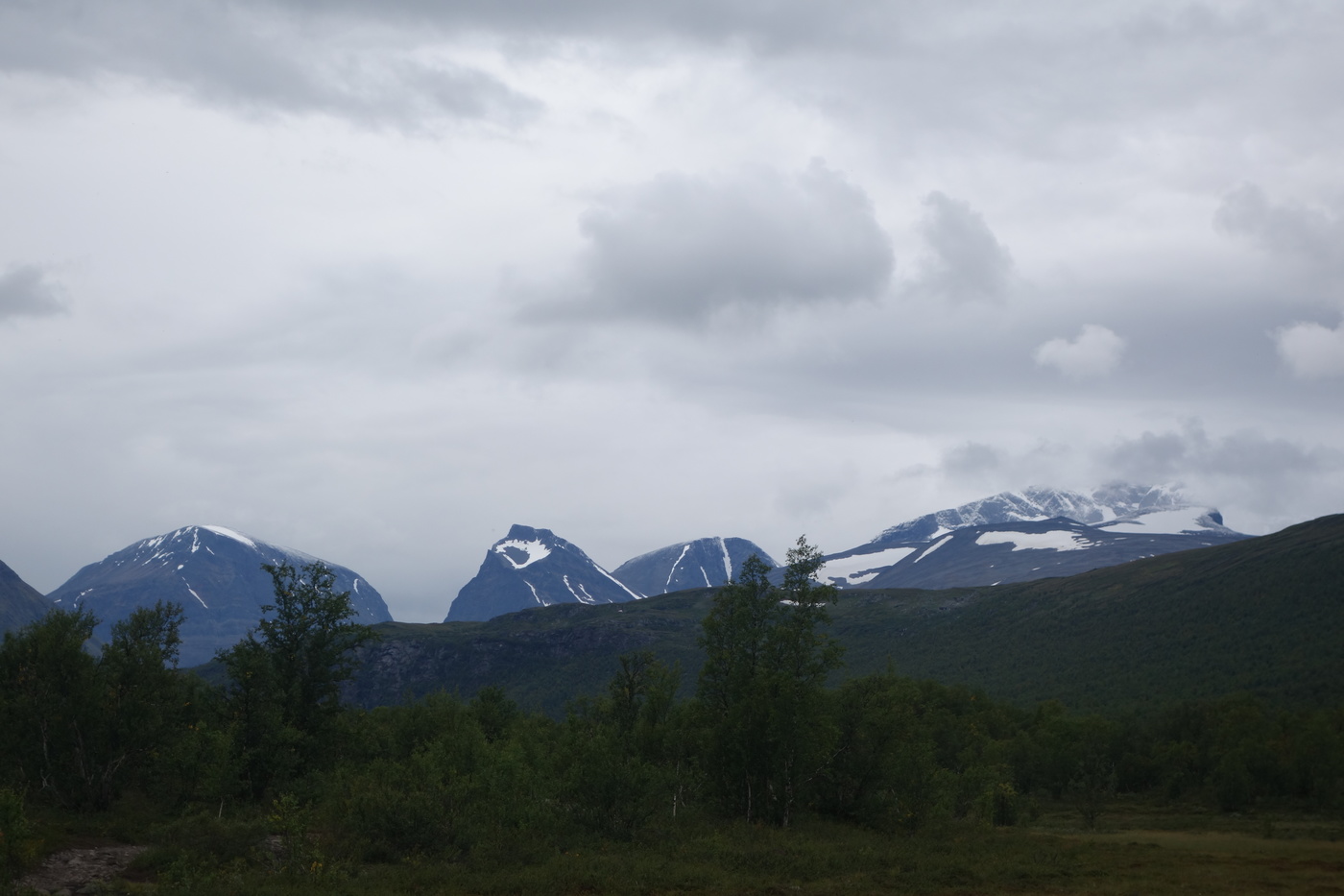 Kebnekaises sydtopp bakom molnen uppe till höger