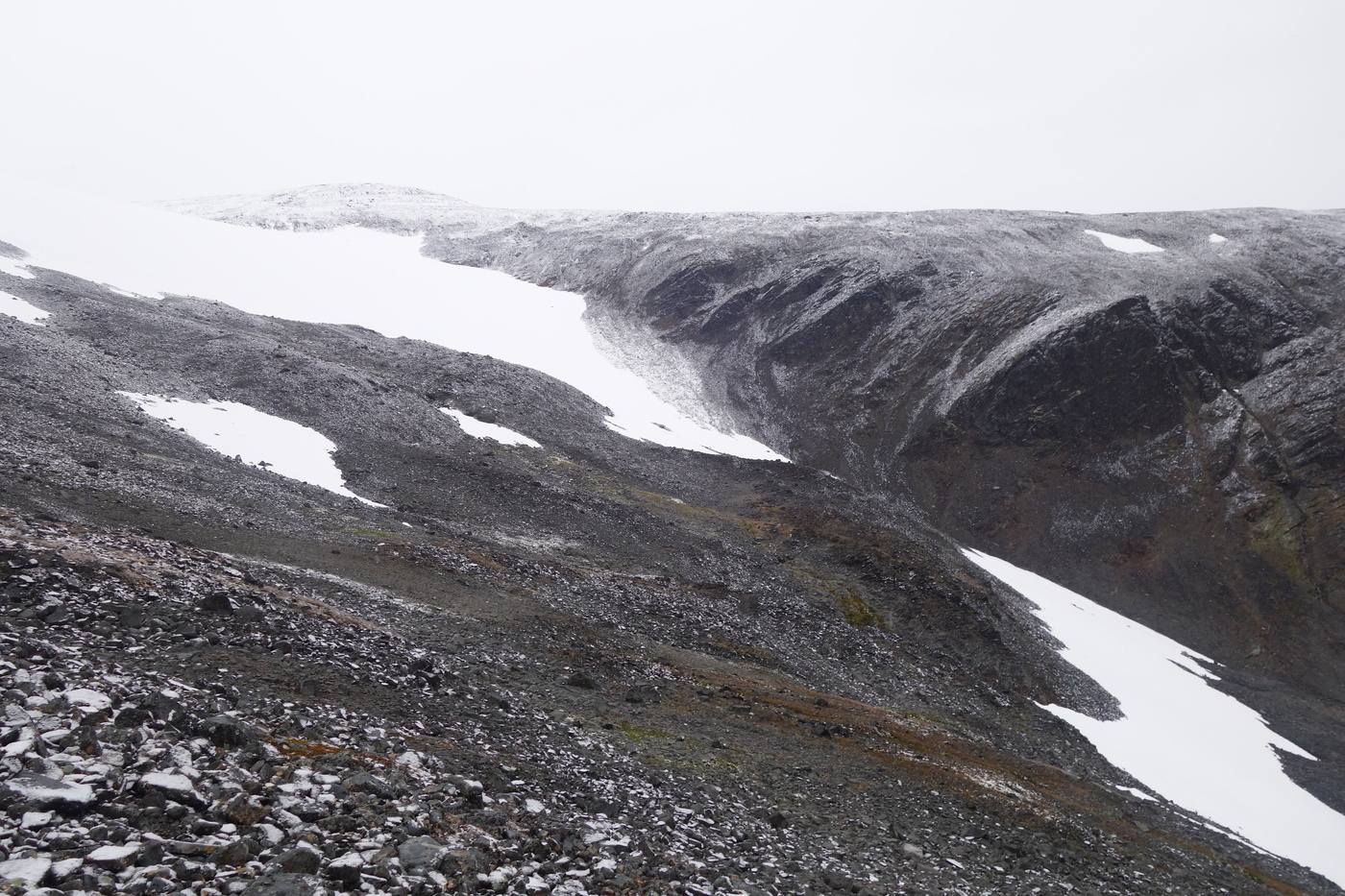 På väg upp mot sydtoppen. Snö i terrängen