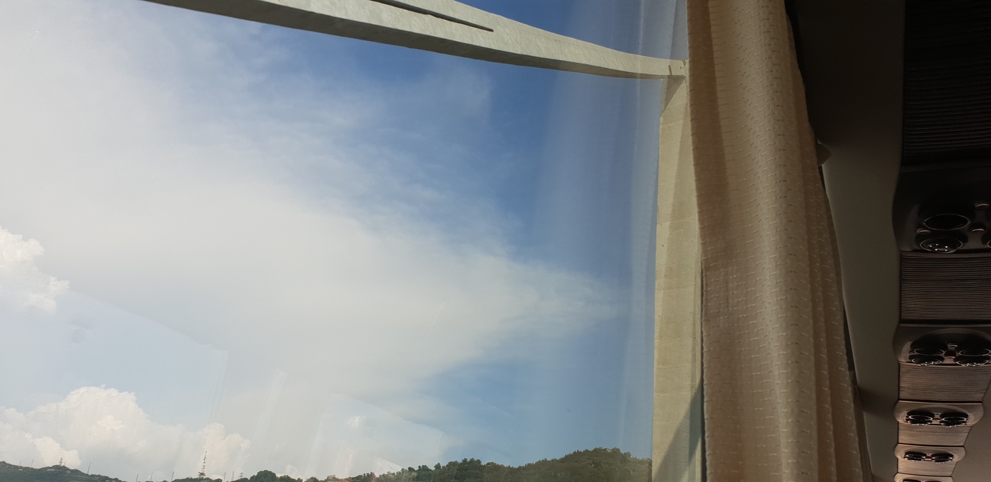 Bild på bron inne från bussen