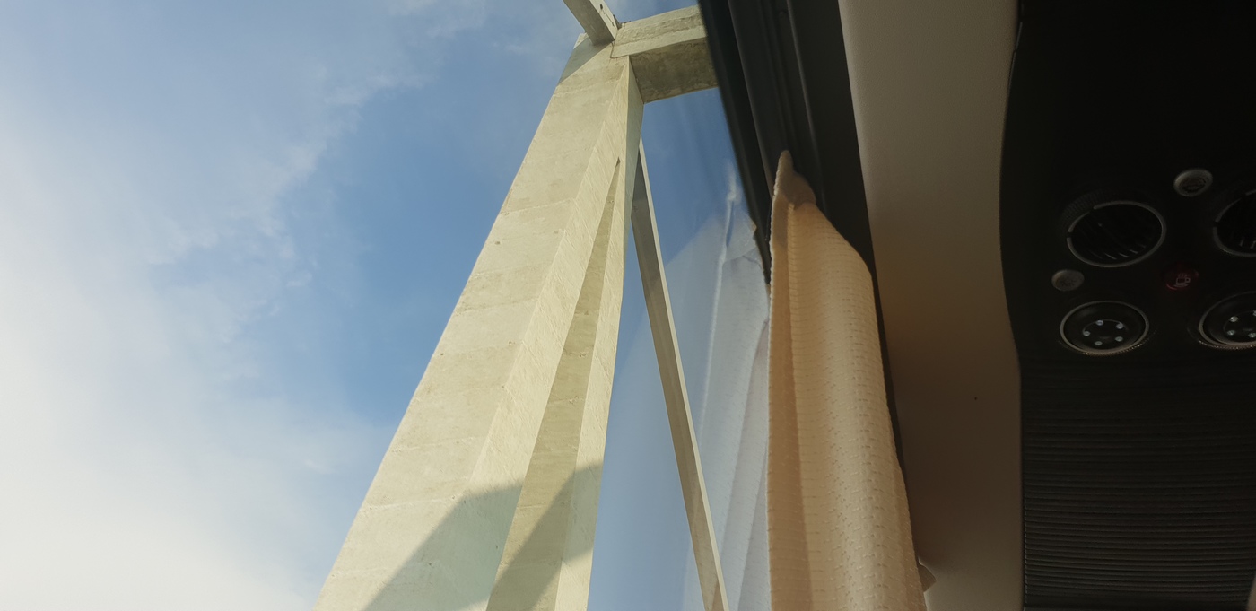 Bild på bron inne från bussen