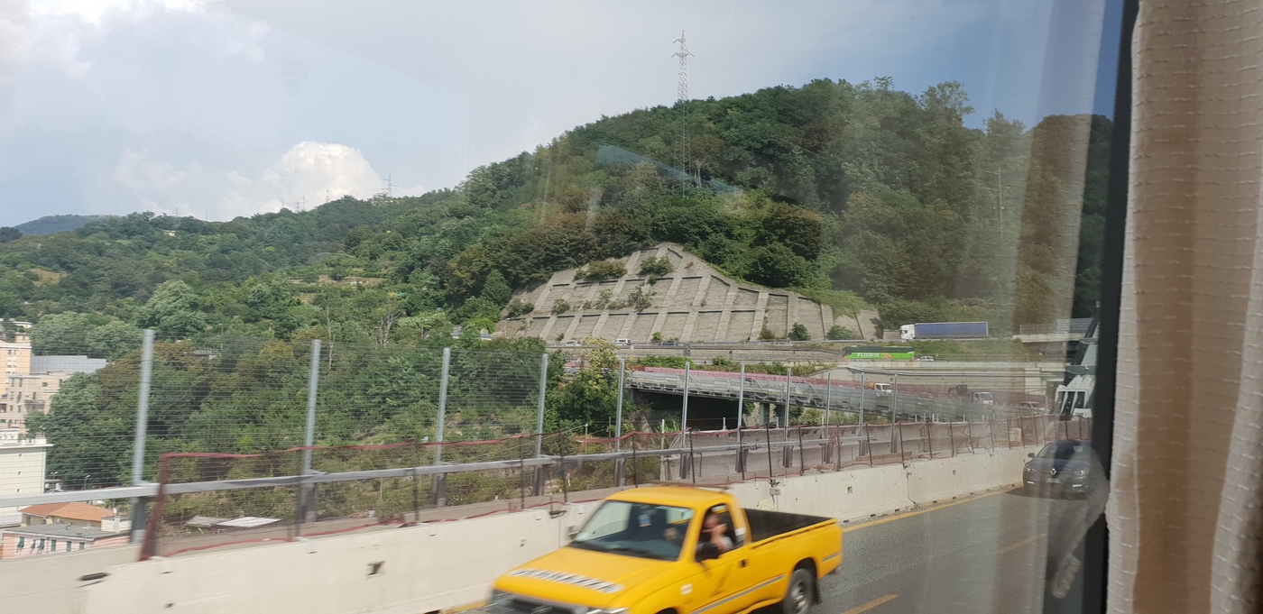 Bild på bron inne från bussen