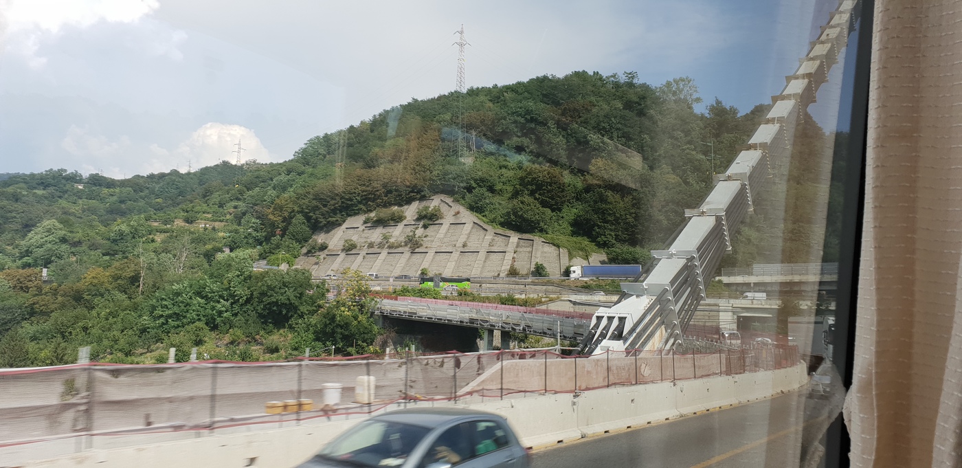 Bild på bron inne från bussen