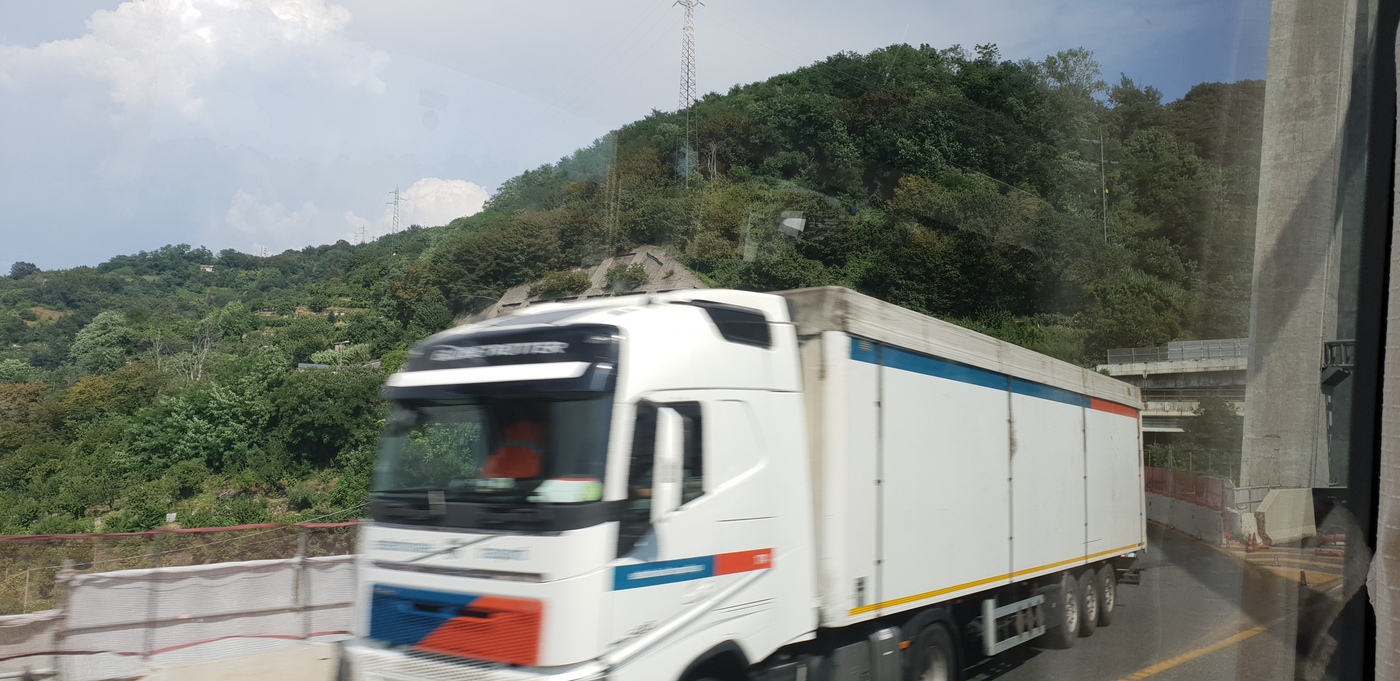 Bild på bron inne från bussen